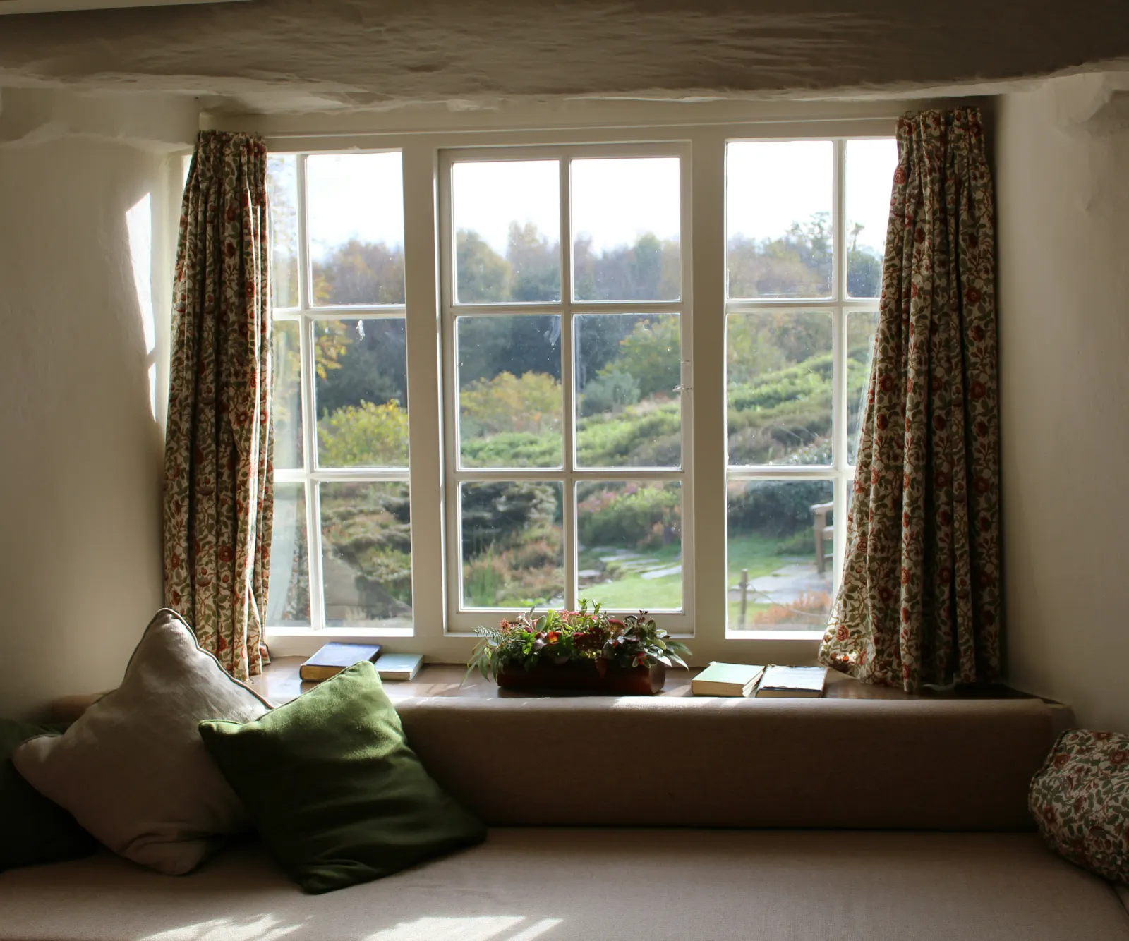 Installer air-sealing a window frame